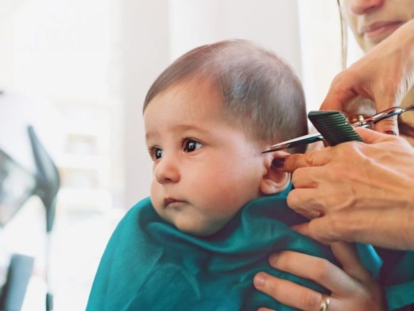 Không nên cắt hết tóc cho bé dưới 1 tuổi