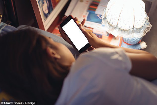 Sử dụng điện thoại trước khi ngủ sẽ kích thích cho hệ thần kinh khiến bạn mắc chứng khó ngủ.