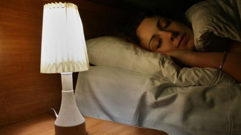 Tắt đèn phòng ngủ là một cách để có giấc ngủ ngon