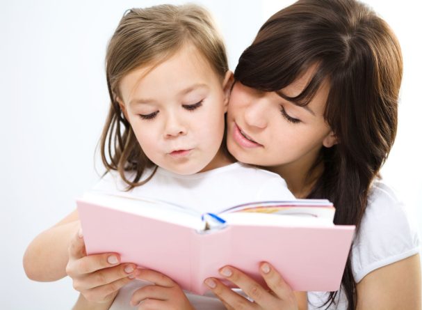 Cùng trẻ đọc truyện giúp bé tăng khả năng đọc rất tốt