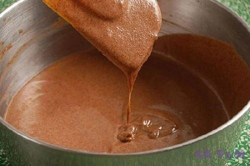 Trộn bột cacao với đường