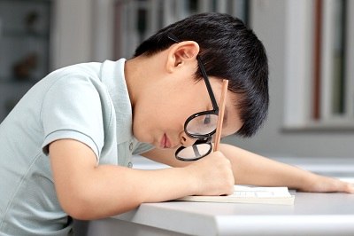 Trẻ cúi sát khi học bài