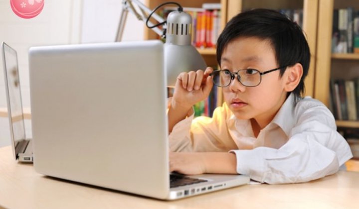 Trẻ em ngồi chơi game, máy tính sẽ dễ bị cận thị