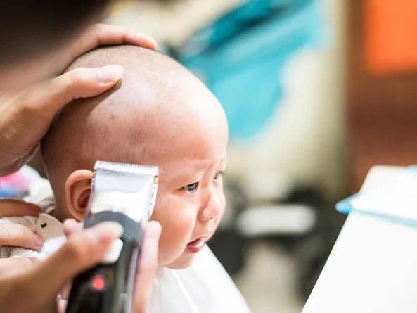 Để đảm bảo, cha mẹ hãy sắm một chiếc tông đơ để cắt tóc cho trẻ nhanh chóng và thuận tiện nhé