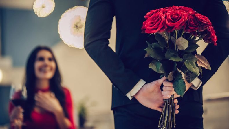 Tặng hoa cho vợ thể hiện sự lãng mạn mà người chồng dành cho vợ