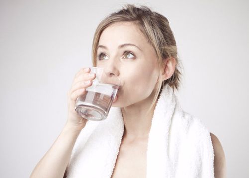 Súc miệng nước muối giảm đau rát họng hiệu quả