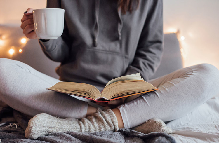 Đọc sách trước khi ngủ khiến bạn càng khó ngủ hơn