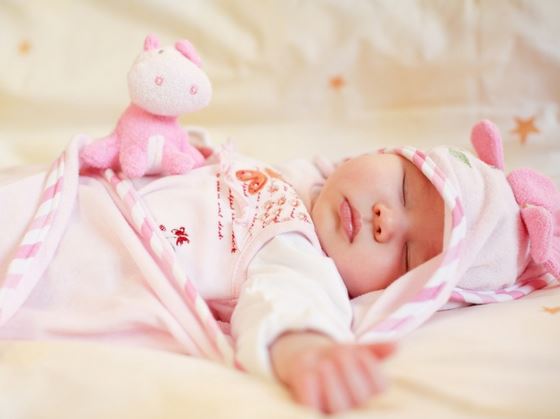 Giải thích lý do sao trẻ sơ sinh hay vặn mình khi ngủ