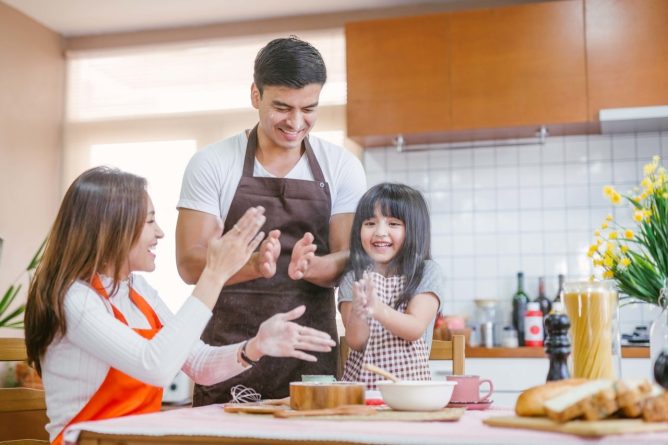 Chia sẻ công việc gia đình giúp gắn kết tình cảm vợ chồng