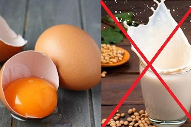 Không nên kết hợp trứng gà với sữa đậu nành