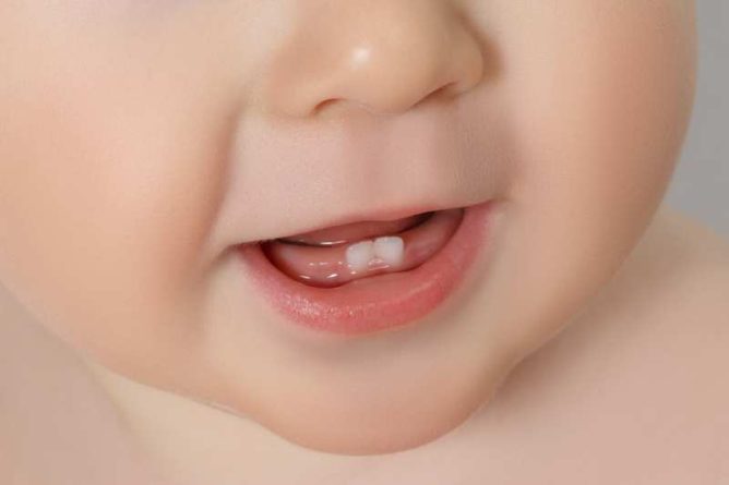 Chú ý không cho bé ăn đồ ngọt trong thời kỳ mọc răng để tránh sâu răng