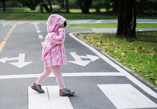 Dạy trẻ cách đi đường một mình an toàn